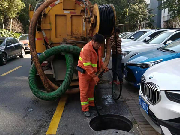 莲湖排污管道清淤