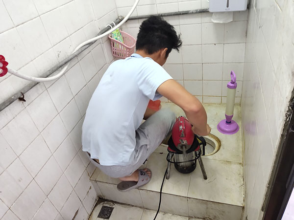 莲湖管道堵塞冒臭气 专业师傅现场解决问题