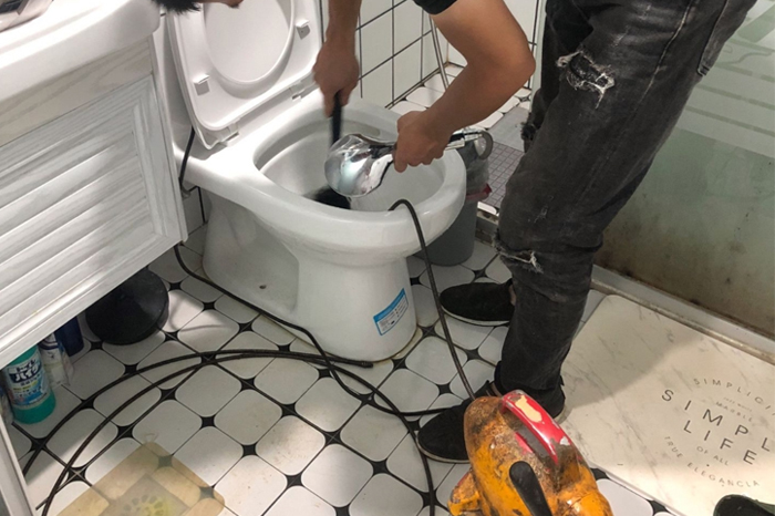 莲湖马桶堵塞自己疏通还是找师傅?专业上门服务让你省时更省心